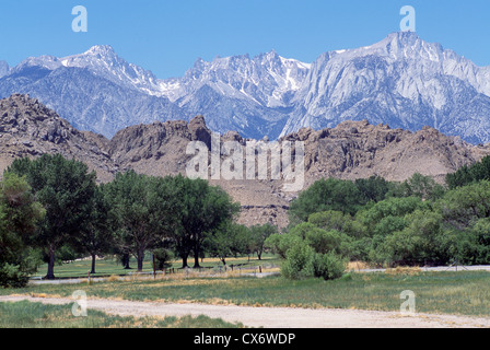 Eastern Sierra Nevada, Lone Pine Peak e Alabama colline nella Owens Valley, vicino a Lone Pine, CALIFORNIA, STATI UNITI D'AMERICA Foto Stock