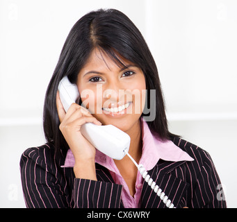 Friendly receptionist sul telefono Foto Stock