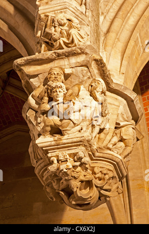 Bruxelles - Jun 20: intagli su un arco gotico al di fuori dell'ingresso al Grand Palace a giugno 20, 2012 a Bruxelles. Foto Stock