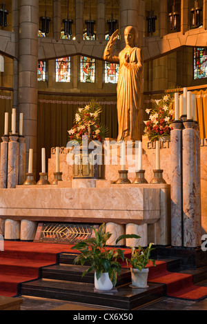 Bruxelles - 22 giugno: Altare maggiore con la statua di Cristo dalla Basilica nazionale del Sacro Cuore il 22 giugno 2012 in Brussel Foto Stock