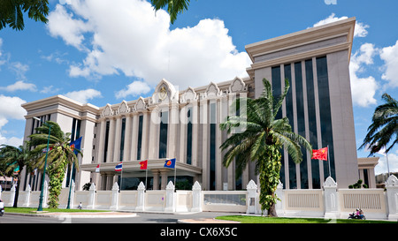 Il Palazzo della Pace, uno dei numerosi edifici governativi lungo la Confederazione de la Russie in Phnom Penh Cambogia Foto Stock