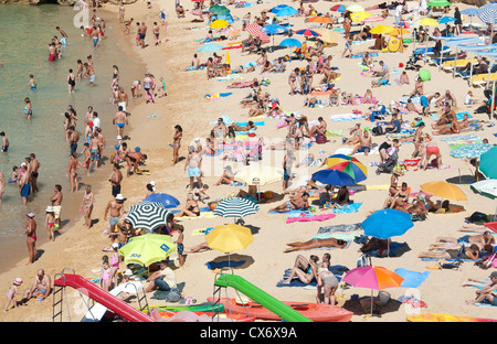 ALGARVE, Portogallo. Un affollato, pittoresca spiaggia di scena. 2012. Foto Stock