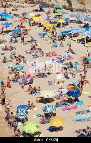 ALGARVE, Portogallo. Un affollato, pittoresca spiaggia di scena. 2012. Foto Stock