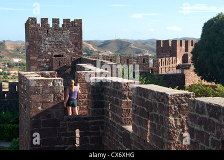 ALGARVE, Portogallo. Le mura merlate e torrette del Castello Moresco a Silves. 2012. Foto Stock