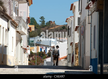 ALGARVE, Portogallo. Igreja Nova, sul lato orientale del villaggio di Aljezur. 2012. Foto Stock