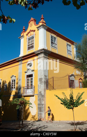 ALGARVE, Portogallo. La Pousada Convento da Graca nella storica città di Tavira. 2012. Foto Stock