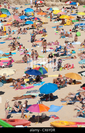 ALGARVE, Portogallo. Un affollato, pittoresca spiaggia di scena. 2012. Foto Stock