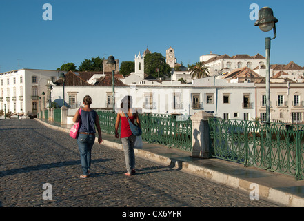 ALGARVE, Portogallo. Il Ponte Romana (ponte romano) oltre il Rio Gilao nella storica città di Tavira. 2012. Foto Stock