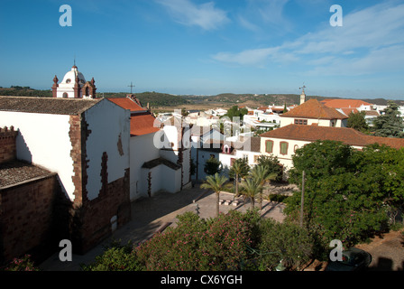 ALGARVE, Portogallo. La città storica di Silves come si vede dalle mura del castello. 2012. Foto Stock