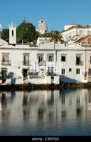 ALGARVE, Portogallo. La storica città di Tavira sulle rive del Rio Gilao. 2012. Foto Stock