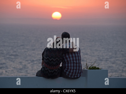 Un paio di guardare il tramonto sul mare. 2012. Foto Stock