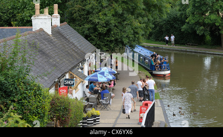 Ponte 61 lato canale pub sul Grand Union Canal foxton locks LEICESTERSHIRE REGNO UNITO Inghilterra Foto Stock