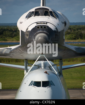 Un lavoratore a NASA Kennedy Space Center fotografie lo Space Shuttle Endeavour da un portello sul vettore navetta aeromobile all'atterraggio Shuttle Facility Settembre 18, 2012 in Cape Canaveral, FL. La SCA una modificata 747 jetliner, sarà in grado di volare si sforzano di Los Angeles dove sarà posizionato sul display pubblico al California Science Center. Questo è l'ultimo volo traghetto prevista nel programma Space Shuttle era. Foto Stock