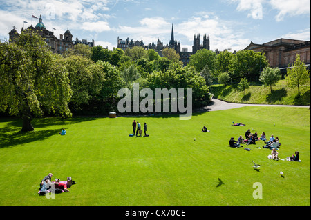 Edimburgo è la seconda città più visitata del Regno Unito dopo Londra. Famosa per il suo Festival e il centro storico con il castello. Foto Stock