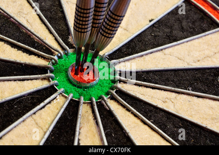 Tre freccette nel bullseye rigature centocinquanta nel torneo di freccette Foto Stock