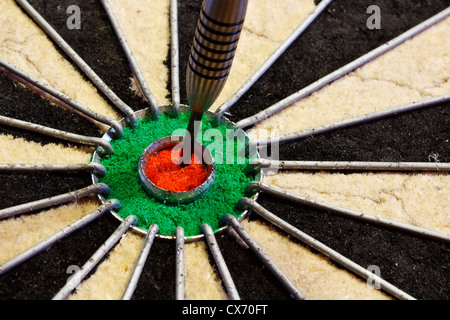 Un dart hits bersaglio al centro di un bersaglio per le freccette buona concezione di business per il successo Foto Stock