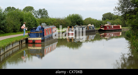 Barca stretta sul Grand Union Canal accanto al percorso di serrature foxton LEICESTERSHIRE REGNO UNITO Inghilterra Foto Stock