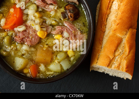 Ciotola di stufato di prosciutto con crosta di pane Foto Stock