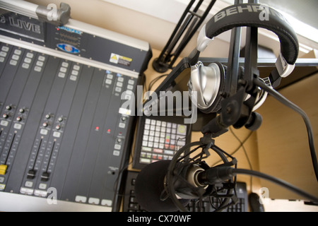 Suono scrivania con i fader e microfono in studio di registrazione Foto Stock