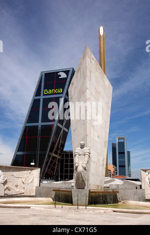 Una delle torri pendente, 15 percento di sconto perpendicolare e meglio conosciuto come, Torres Kio, in Puerta de Europa nella zona di Madrid. Foto Stock