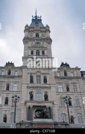 Vista frontale del palazzo del parlamento in Quebec City con la bandiera del Quebec in cima, Canada Foto Stock