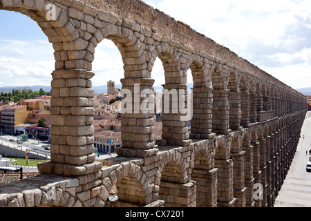 The Roman aqueduct of Segovia, probably built c. A.D. 50, dominates the town centre. Foto Stock
