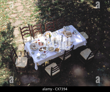Ancora Fattoria La Vialla: tavolo in giardino Foto Stock