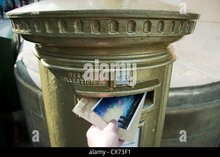 Un Royal Mail postbox Oro dipinta in onore del Team GB e Natale medaglia d'oro Jessica Ennis' 2012 Olympic realizzazioni Foto Stock