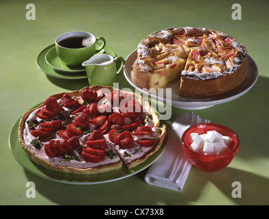Tableau: crostata di fragole / Torta di ricotta con rabarbaro Foto Stock
