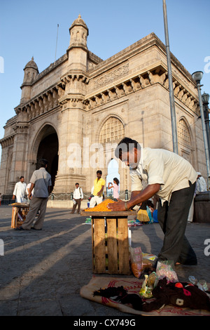 Venditore ambulante di fronte al Gateway of India di Colaba, Mumbai Foto Stock