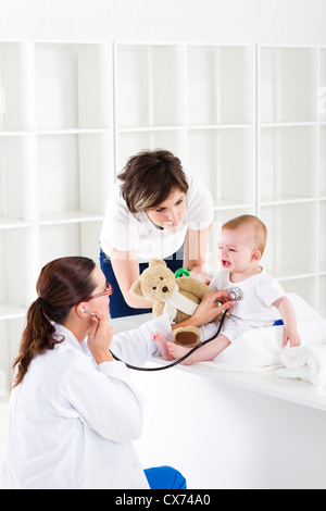 La madre e il bambino in ufficio pediatra Foto Stock