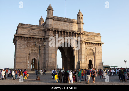 I turisti nella parte anteriore del Gateway of India di Colaba, Mumbai Foto Stock