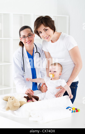 Giovane madre e bambino in ufficio pediatra Foto Stock