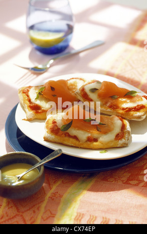 Pizza con mozzarella e salmone affumicato Foto Stock