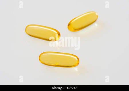 Olio di pesce Capsule soft gel omega 3 supplementi sorgente su off-bianco sfondo riflettente Foto Stock