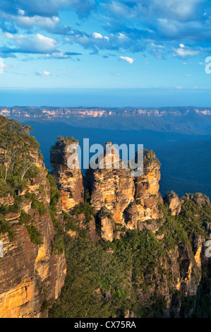 La formazione di roccia delle Tre Sorelle torreggianti sulla Jamison Valley. Foto Stock