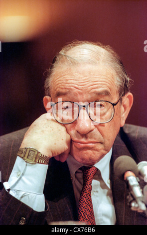 Federal Reserve Chairman Alan Greenspan durante la testimonianza nel senato Comitato bancario Luglio 21, 1998 a Washington, DC. Greenspan, a metà anno testimonianza ha detto la banca centrale più preoccupazioni circa le pressioni inflazionistiche rispetto al rallentamento dell'economia. Egli ha promesso di 'resist vigorosamente' segni di accumulo inflazionistiche. Foto Stock