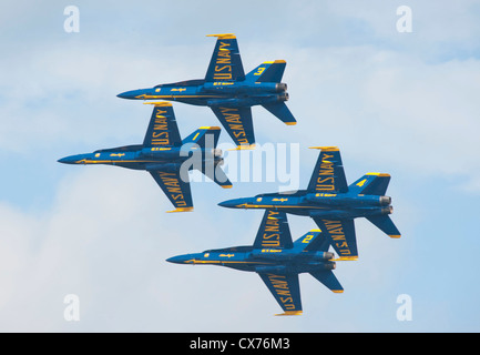 PENSACOLA, FL - 18 settembre: U.S. Navy Blue Angels volare in formazione in Pensacola, FL, il 18 settembre 2012. Foto Stock