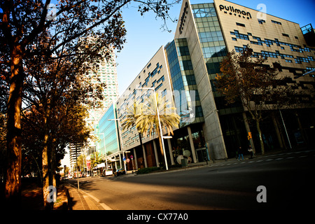 L'Hotel Arts e pullman in Barcellona, meta di vacanza per i turisti in Spagna, Europa. Foto Stock