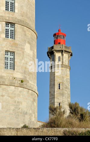 Il vecchio Tour Vauban e il nuovo faro Phare des Baleines sull'isola Ile de Ré, Charente-Maritime, Francia Foto Stock