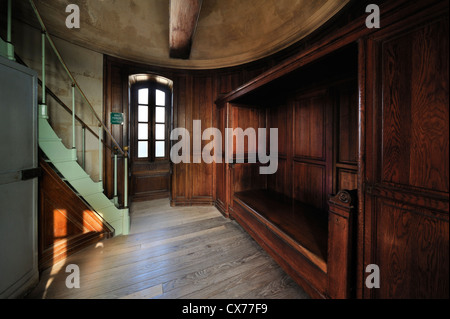 Letto in legno nella camera da letto all'interno del faro Phare des Baleines sull'isola Ile de Ré, Charente-Maritime, Francia Foto Stock