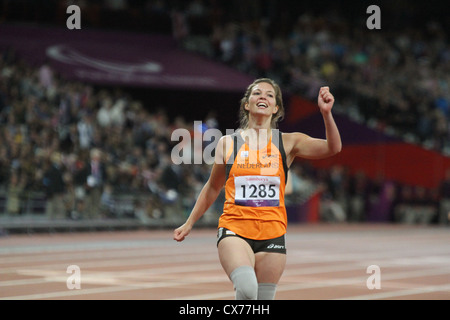 Marlou van Rhijn del Paesi Bassi Olanda celebra vincere l'oro nel femminile 200m - T44 atletica allo stadio Olimpico Foto Stock