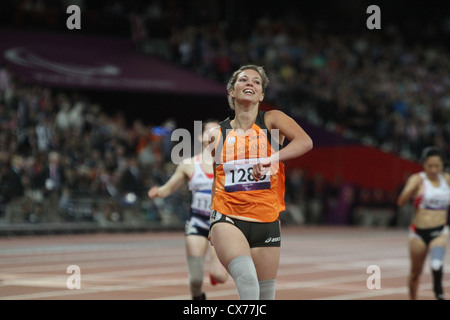 Marlou van Rhijn del Paesi Bassi Olanda celebra vincere l'oro nel femminile 200m - T44 atletica allo stadio Olimpico Foto Stock