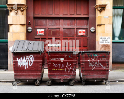 I contenitori della spazzatura bloccando ingresso del parco auto in Manchester REGNO UNITO Foto Stock