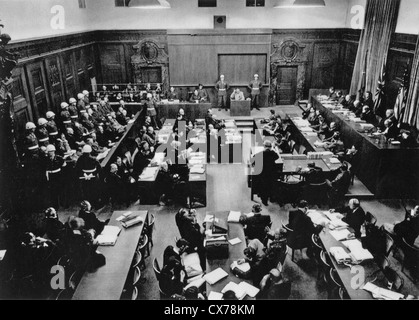 Processi di Norimberga Novembre 1945-ottobre 1946. Aule di tribunale 600 nel palazzo di giustizia con gli imputati a sinistra e giudici a destra Foto Stock