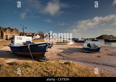 Barche ormeggiate nella foce del fiume Aln a Alnmouth sulla costa di Northumberland Foto Stock