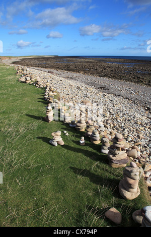 Pile di pietra o di pile sull Isola Santa North East England Regno Unito Foto Stock