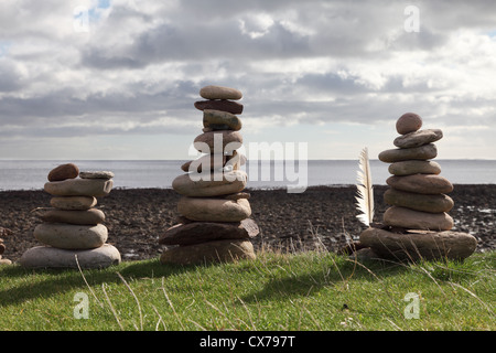 Pile di pietra o di pile sull Isola Santa North East England Regno Unito Foto Stock