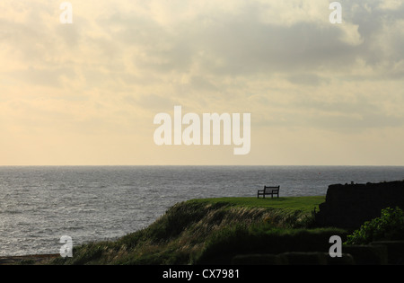 Un solitario, banco di vuoto che si affaccia sul Mare del Nord a Seahouses sulla costa di Northumberland. Foto Stock