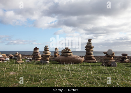 Pile di pietra o di pile sull Isola Santa North East England Regno Unito Foto Stock